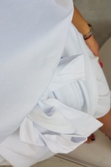 Tied dress with an envelope-like bottom white