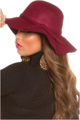 Bordinės spalvos skrybėlė